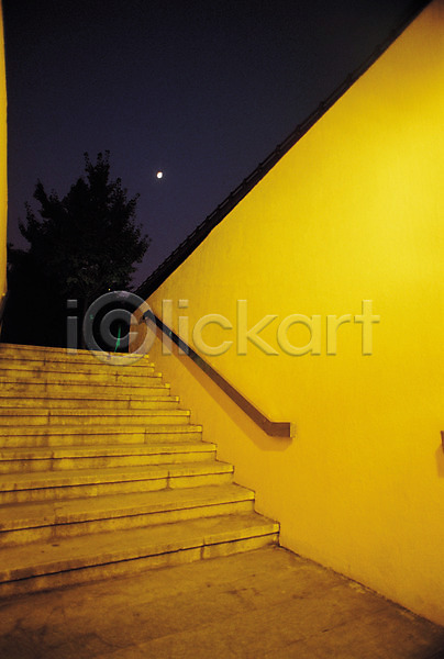 사람없음 JPG 포토 건축 건축물 건축부분 계단 나무 난간 달 달밤 벽 시설물 식물 야간 야경 야외 저녁 해외풍경 현대건축