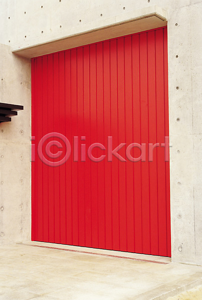 사람없음 JPG 포토 건물 건축 건축부분 문 벽 빨간색 시설물 야외 외관 외벽 주간 철문 컬러 해외풍경 현대건축