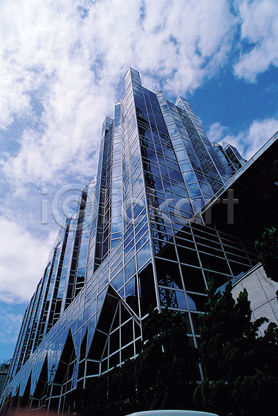 사람없음 JPG 포토 건물 건축양식 고층빌딩 구름(자연) 나무 도시 도시풍경 반사 빌딩 식물 야외 자연 주간 창문 풍경(경치) 하늘 해외풍경 현대건축