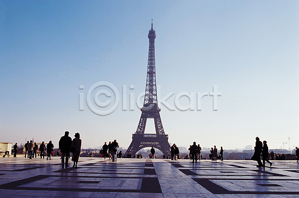 군중 사람 여러명 JPG 뒷모습 포토 건축 건축물 고건축 관광지 광장 나라 도시풍경 시설물 야외 에펠탑 여행 여행객 유럽 유럽건축 주간 지명 탑 파리(프랑스) 프랑스 해외 휴가