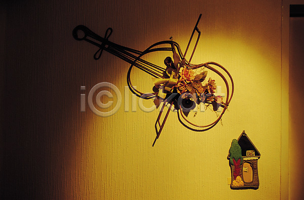 사람없음 JPG 포토 꽃 모양 바이올린 빛 실내 오브젝트 음악 인테리어 장식 주택 현악기