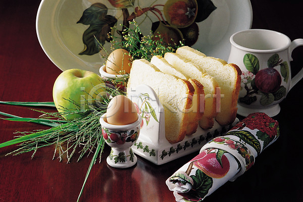 사람없음 JPG 포토 계란 과일 냅킨 디저트 빵 사과(과일) 식기 식기그릇 식빵 실내 오브젝트 웰빙 인테리어 장식 접시 제빵 주방용품 청사과 컵 탁자