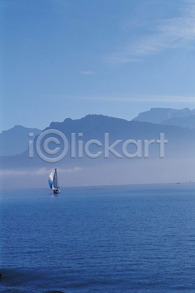 사람없음 JPG 포토 교통수단 구름(자연) 돛단배 바다 산 산등성이 섬 수상교통 안개 야외 요트 자연 주간 풍경(경치) 하늘 한척