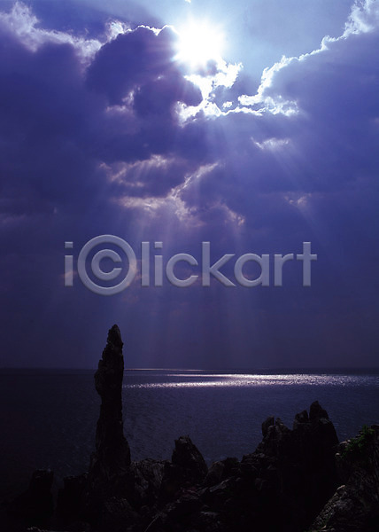 사람없음 JPG 포토 구름(자연) 돌(바위) 바다 바위(돌) 암벽 야외 어둠 자연 주간 풍경(경치) 하늘 햇빛