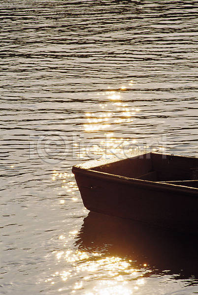 사람없음 JPG 포토 강 교통수단 나룻배 나무배 물결 배(교통) 수상교통 야외 자연 주간 풍경(경치) 햇빛