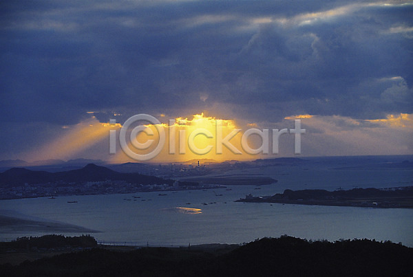 사람없음 JPG 포토 구름(자연) 바다 섬 야외 어둠 일몰 일출 자연 자연현상 저녁 풍경(경치) 하늘 햇빛