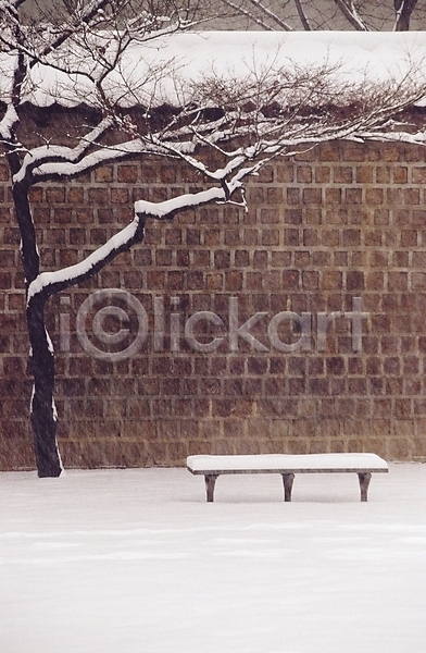 사람없음 JPG 포토 겨울 계절 공원 나무 눈(날씨) 담장 도시 벤치 벽 벽돌 식물 쌓기 야외 의자 자연 정원 주간 풍경(경치)