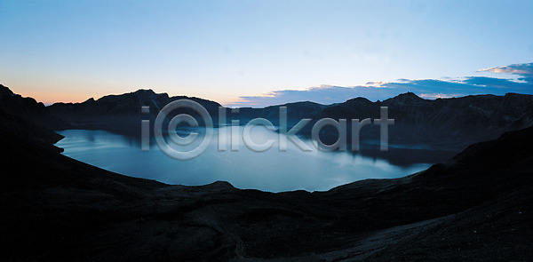 사람없음 JPG 포토 하이앵글 배경화면 백그라운드 백두산 산 야외 연못 자연 주간 천지 풍경(경치) 하늘 호수