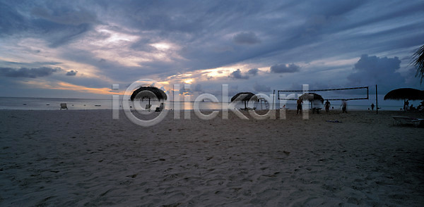 사람 JPG 포토 구름(자연) 노을 모래 모래사장 바다 방갈로 백그라운드 야외 여름(계절) 일몰 일출 자연 풍경(경치) 하늘 해변
