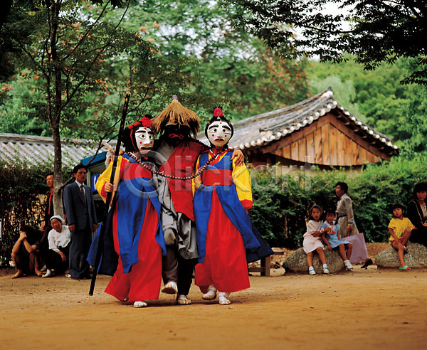 남자 사람 성인 소녀(어린이) 어린이 여러명 여자 JPG 포토 고건축 공연 기와집 나무 문화 백그라운드 산대놀이 식물 야외 전통 전통공연 전통놀이 전통무용 전통문화 정원 주간 주택 탈 탈춤 한국 한국문화 한국전통