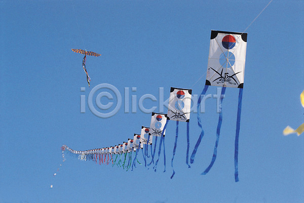 사람없음 JPG 포토 놀이 놀이용품 방패연 생활용품 야외 여러개 연 연날리기 전통 전통놀이 주간 하늘 한국 한국문화 한국전통