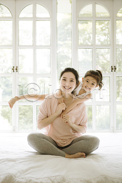다정 사랑 설레임 소통 휴식 희망 30대 두명 성인 어린이 여자 여자만 한국인 JPG 앞모습 포토 가족 모녀 미소(표정) 서기 스튜디오촬영 실내 앉기 임산부 장난 전신 침대