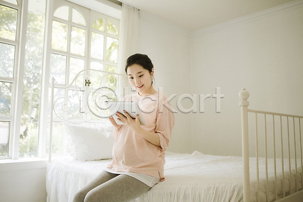 보호 설레임 준비 휴식 희망 30대 성인 성인여자만 성인여자한명만 여자 장년여자한명만 한국인 한명 JPG 앞모습 포토 들기 상반신 스튜디오촬영 실내 앉기 엄마 웹서핑 임산부 침대 태블릿