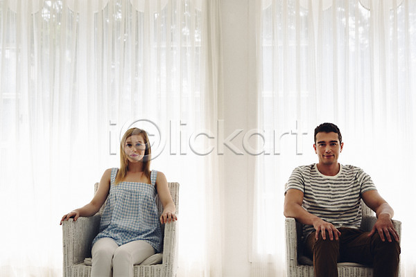 다정 20대 남자 두명 성인 성인만 여자 외국인 JPG 앞모습 포토 상반신 실내 앉기 의자 커플 커플라이프
