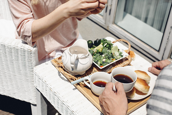 20대 남자 두명 성인 성인만 여자 외국인 JPG 포토 빵 상반신 앉기 야외 음식 정원 주간 커플 커플라이프 커피