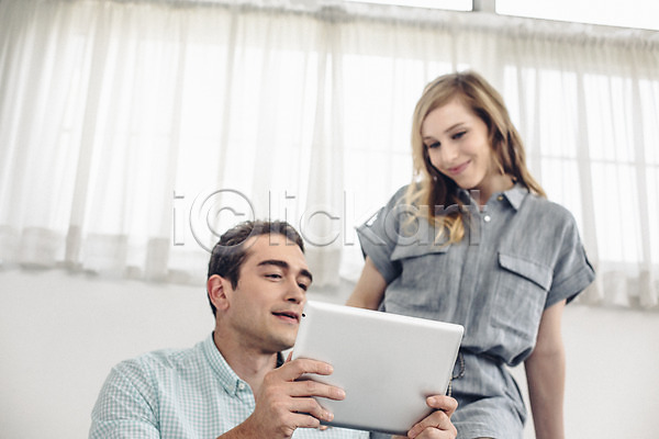다정 여유 휴식 20대 남자 두명 성인 성인만 여자 외국인 JPG 앞모습 포토 들기 상반신 서기 실내 앉기 커플 커플라이프 태블릿