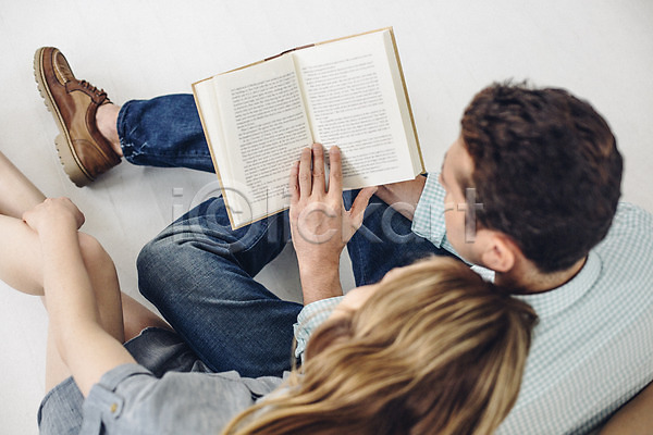 다정 20대 남자 두명 성인 성인만 여자 외국인 JPG 포토 들기 실내 앉기 전신 책 커플 커플라이프