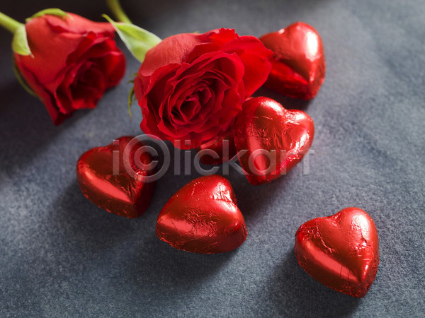 사람없음 JPG 포토 해외이미지 발렌타인데이 빨간색 오브젝트 장미 초콜릿 하트 회색배경