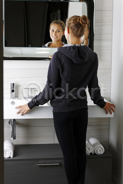 성인 여자 한명 JPG 포토 해외이미지 거울 내추럴 라이프스타일 반사 아침 욕실 응시 주택 해외202004
