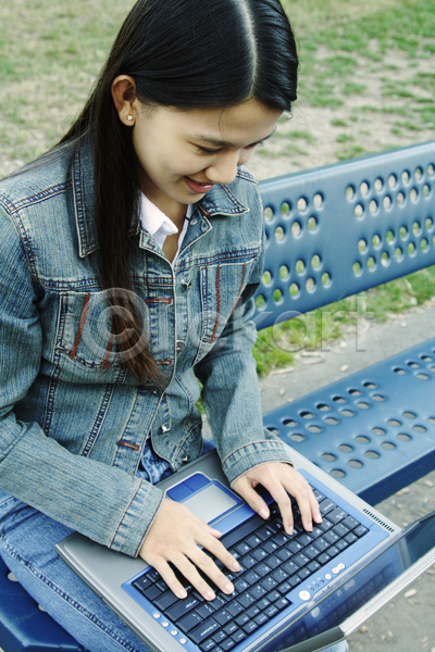 10대 사람 소녀(어린이) 여자 한명 JPG 포토 해외이미지 공원 노트북 벤치 스터디 야외 컴퓨터 학생 해외202004