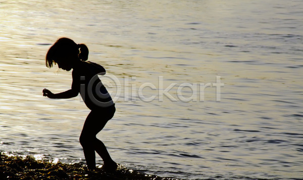 소녀(어린이) 어린이 여자 한명 JPG 실루엣 포토 해외이미지 모래사장 바다 야외 여름(계절) 일몰 전신 해외202004 휴가