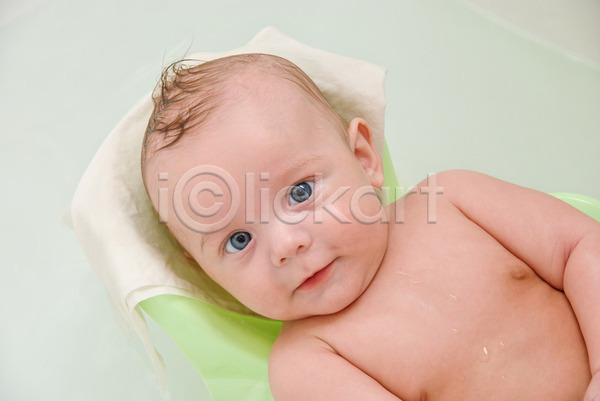 남자 남자아기한명만 아기 한명 JPG 포토 해외이미지 목욕 미소(표정) 씻겨주기 아기용품 욕조 응시 청결