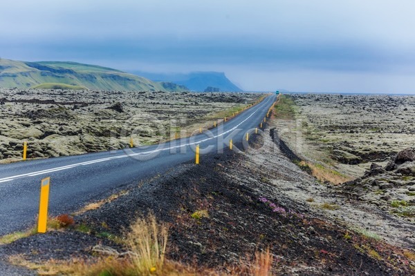 떨어짐 사람없음 JPG 포토 해외이미지 가로 거리 겨울 고속도로 구름(자연) 길가 날씨 도로 멀리 물 바다 방법 분열 산 선 섬 수평선 아스팔트(도로) 아이슬란드 안개 여름(계절) 여행 오픈 운전 유럽 자연 파노라마 파란색 풍경(경치) 하늘 해외202004 흰색