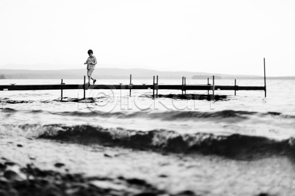 남자 백인 소년 어린이 한명 JPG 포토 해외이미지 흑백 갑판 걷기 야외 여름(계절) 자연 파도 해외202004 호수