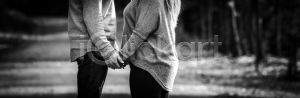 계획 믿음 사랑 집중 사람 사람없음 JPG 포토 해외이미지 흑백 가을 관계 돌봄 마주보기 바지 보안 손잡기 쌍 야외 약혼 옷 제안 청바지 친절 커플 팔벌리기 해외202004 해외포토