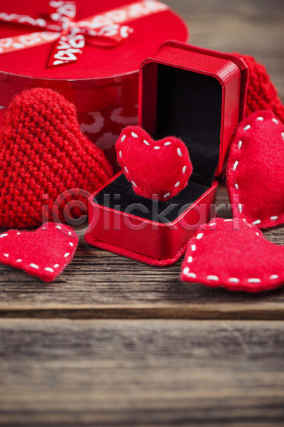 사람없음 JPG 포토 해외이미지 나무배경 뜨개질 반지케이스 발렌타인데이 빨간색 선물상자 오브젝트 하트