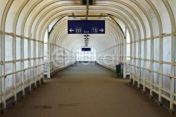 산책 사람없음 JPG 포토 해외이미지 건너기 건물 건축양식 고가도로 교통시설 내부 도로 도시 묘사 바닥 방법 보행로 보행자 복도 빛 유리 타운 터널 통과 통로 튜브 해외202004