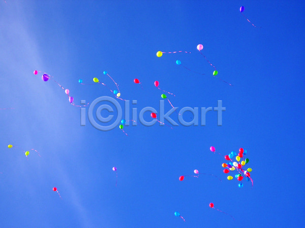 사람없음 JPG 포토 해외이미지 생일 원형 파란색 풍선 하늘 해외202004 휴가