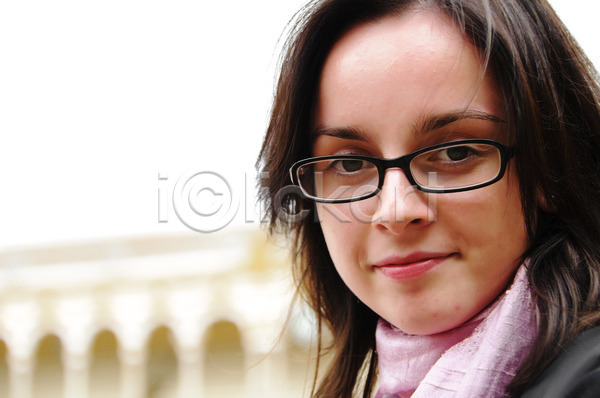 청춘(젊음) 10대 백인 사람 여자 한명 JPG 포토 해외이미지 갈색 갈색머리 눈(신체부위) 머리 목도리 안경 얼굴 포즈 해외202004 흰색