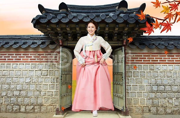 사람 성인 성인여자만 여자 여자만 한국인 한명 PSD 편집이미지 가을(계절) 기와 단풍 담장 문 백그라운드 야외 전신 주간 추석 한복