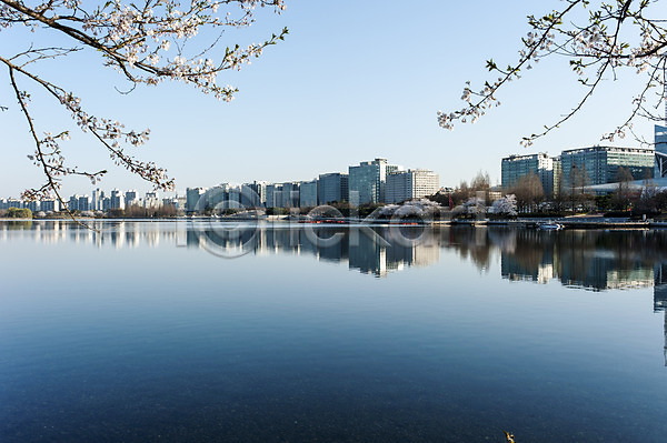 사람없음 JPG 포토 건물 공원 나뭇가지 반사 벚꽃 봄 야외 주간 풍경(경치) 한국 호수 호수공원