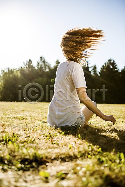 20대 백인 성인여자한명만 여자 청년여자한명만 한명 JPG 뒷모습 포토 공원 날리기 머리카락 바람 상반신 앉기 야외 유럽 잔디 주간 체코 해외