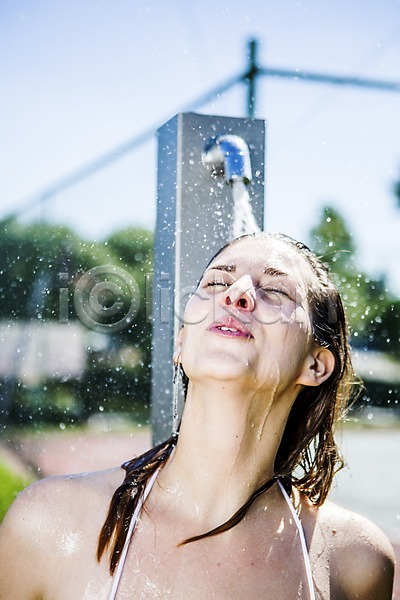 상쾌 시원함 20대 백인 여자 한명 JPG 앞모습 포토 고개들기 눈감음 목욕 상반신 샤워기 야외 유럽 주간 체코 튀는물 해외