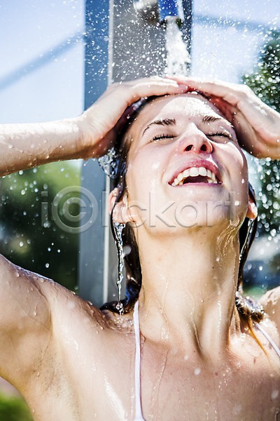 상쾌 시원함 20대 백인 여자 한명 JPG 앞모습 포토 고개들기 눈감음 목욕 미소(표정) 상반신 샤워기 야외 유럽 주간 체코 튀는물 해외