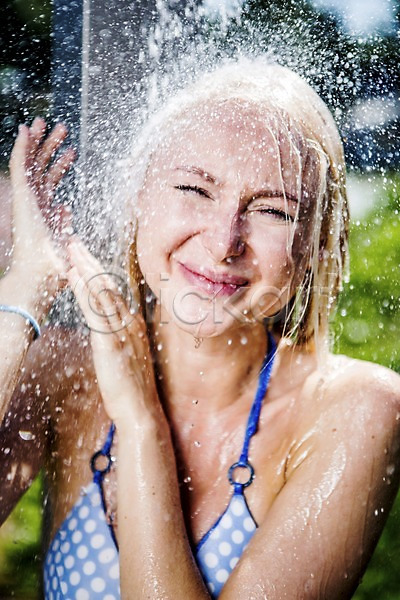상쾌 시원함 20대 백인 여자 한명 JPG 앞모습 포토 목욕 비키니 상반신 샤워기 야외 유럽 주간 체코 튀는물 해외
