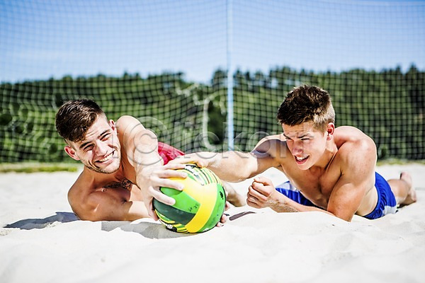 열정 즐거움 20대 남자 두명 백인 성인남자만 청년남자만 JPG 앞모습 포토 모래사장 배구공 비치발리볼 뺏기 상반신 수영복 야외 엎드리기 유럽 주간 체코 친구 해변 해외