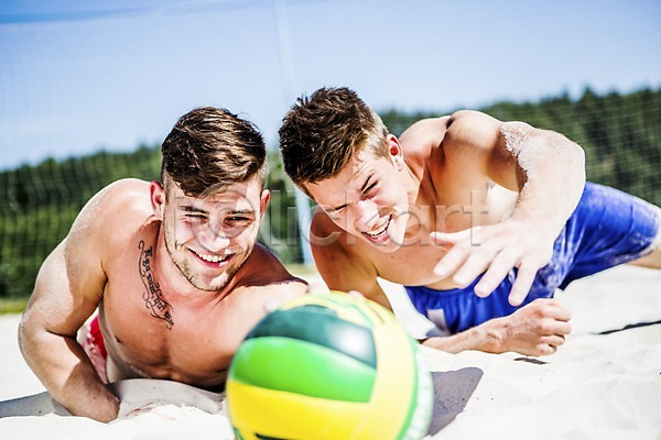 열정 즐거움 20대 남자 두명 백인 성인남자만 청년남자만 JPG 앞모습 포토 모래사장 배구공 비치발리볼 뺏기 상반신 수영복 야외 엎드리기 유럽 주간 체코 친구 해변 해외