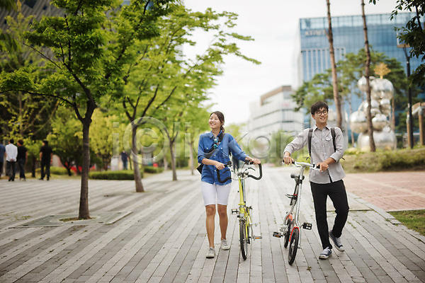 20대 남자 두명 성인 성인만 여자 한국인 JPG 앞모습 포토 걷기 도시 미니벨로 밀기 보행로 사이클링 스트라이다 야외 전신 주간 출근 퇴근