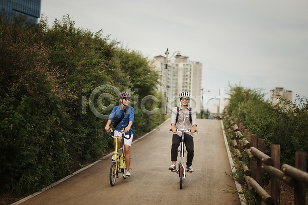 20대 남자 두명 성인 성인만 여자 한국인 JPG 앞모습 포토 내리막 도시 라이딩 미니벨로 사이클링 스트라이다 승차 야외 자전거도로 전신 주간 출근 퇴근