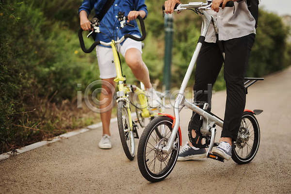 휴식 20대 남자 두명 성인 성인만 여자 한국인 JPG 포토 라이딩 미니벨로 사이클링 서기 스트라이다 야외 자전거도로 주간 출근 퇴근 하반신