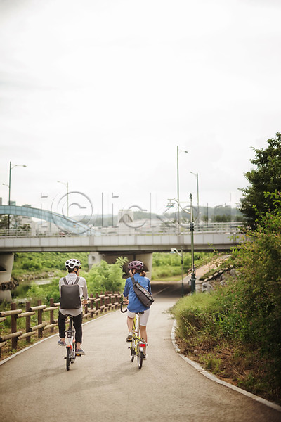 20대 남자 두명 성인 성인만 여자 한국인 JPG 뒷모습 포토 라이딩 미니벨로 사이클링 스트라이다 야외 자전거도로 전신 주간 출근 탄천 퇴근