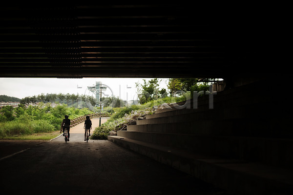 20대 남자 두명 성인 성인만 여자 한국인 JPG 뒷모습 포토 라이딩 미니벨로 사이클링 승차 야외 자전거도로 전신 주간 출근 탄천 퇴근