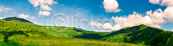 분위기 사람없음 JPG 포토 해외이미지 공원 교외 구름 나무 땅 땅바닥 목재 밭 산 산등성이 산악지대 시골 야외 언덕 여름 자연 정교 지역 초록색 층 카펫 파노라마 파란색 풍경 하늘 해외202004 해외포토 혹 환경