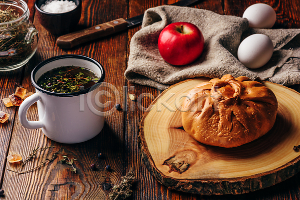 사람없음 JPG 포토 해외이미지 계란 나무받침 나이프 머그컵 사과(과일) 소금 음식 전통차 천(직물) 파이(빵) 허브