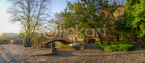 고독 휴식 사람없음 JPG 포토 해외이미지 감정 거리 건물 도로 도시 도시풍경 모서리 백그라운드 사생활 스타일 아침 야외 여름 여행 역사 옛날 우크라이나 유럽 자연 정사각형 조각 주택 파노라마 하늘 해외202004 해외포토 회복
