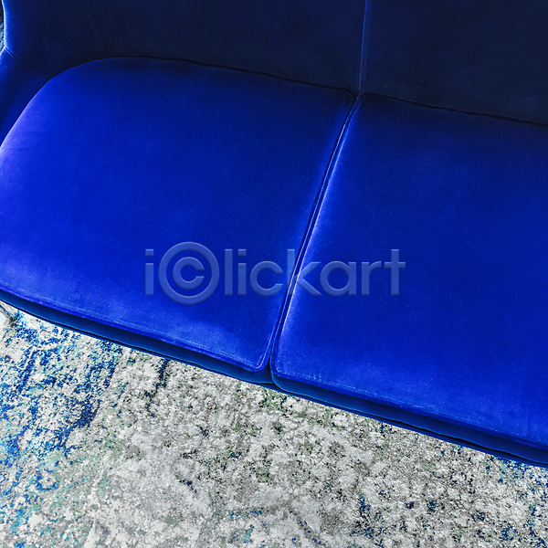 고급 부드러움 휴식 희망 사람없음 JPG 포토 해외이미지 가구 내부 디자인 묘사 벨벳 소파 스타일 안락 유행 의자 인테리어 장식 정사각형 직물 카펫 파란색 해외202004
